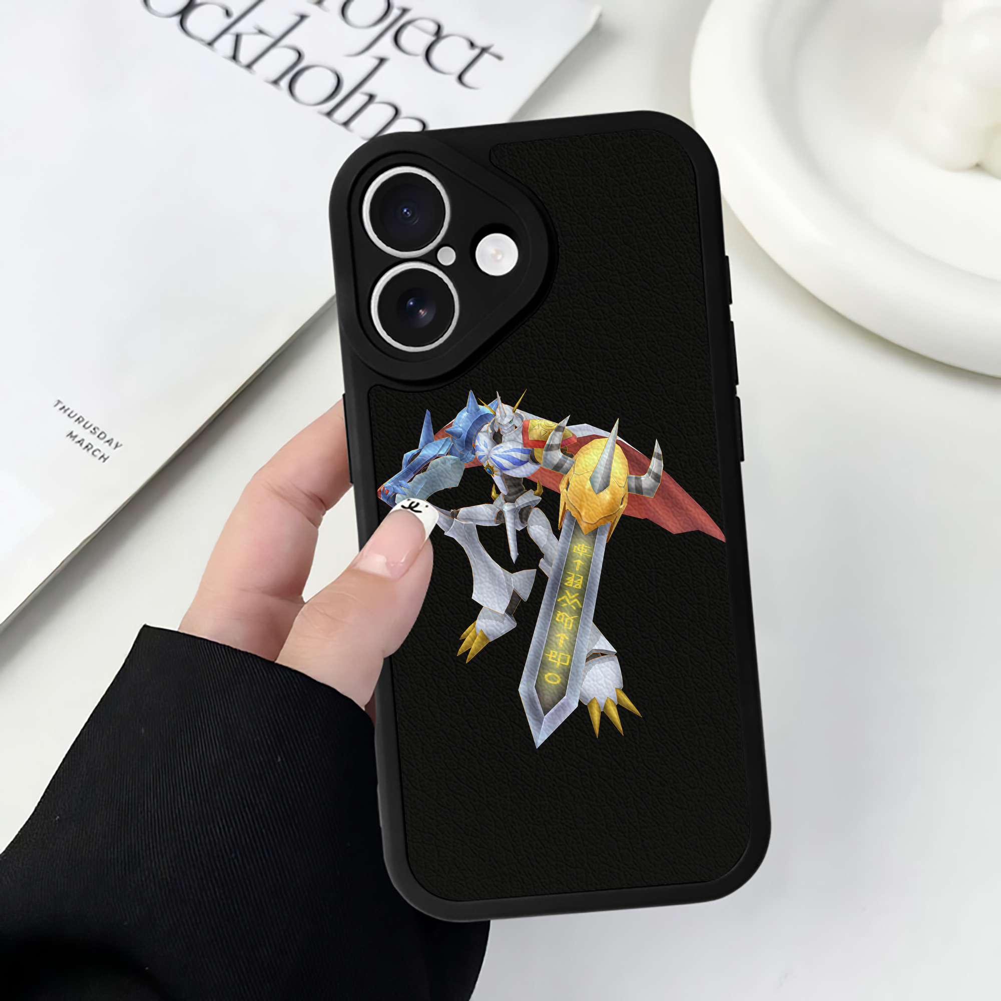 （画像用） Digimon デジタルモンスター/デジモン 【iPhone 16シリーズ対応】シリコンスマホケース（レザー調） 材質：シリコン